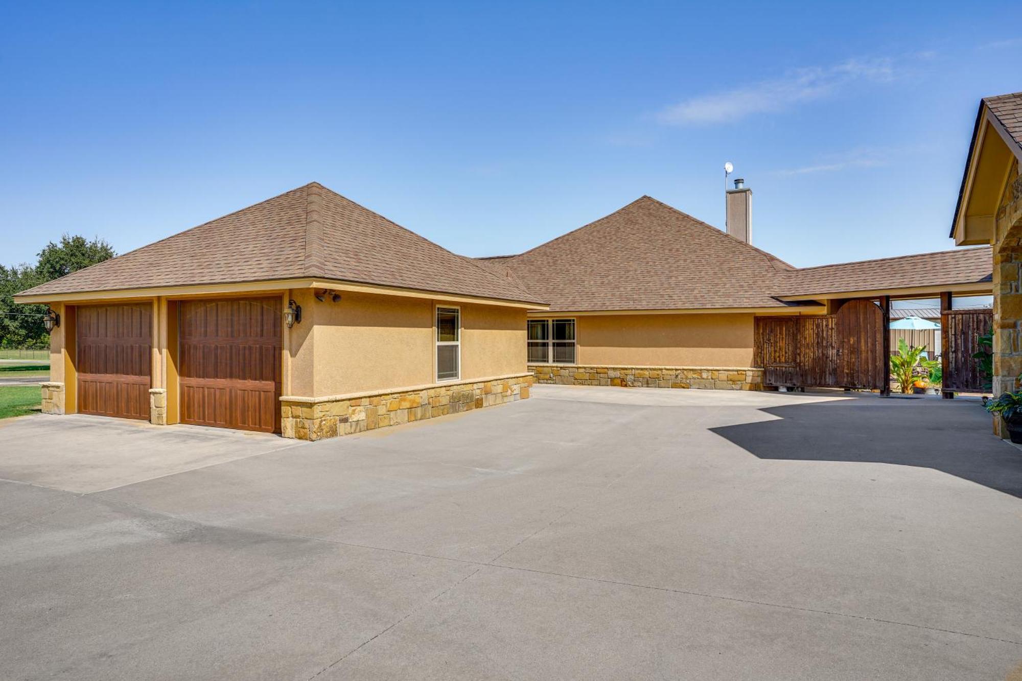 4 Mi To Dtwn Home With Pool In Stephenville! Exterior photo